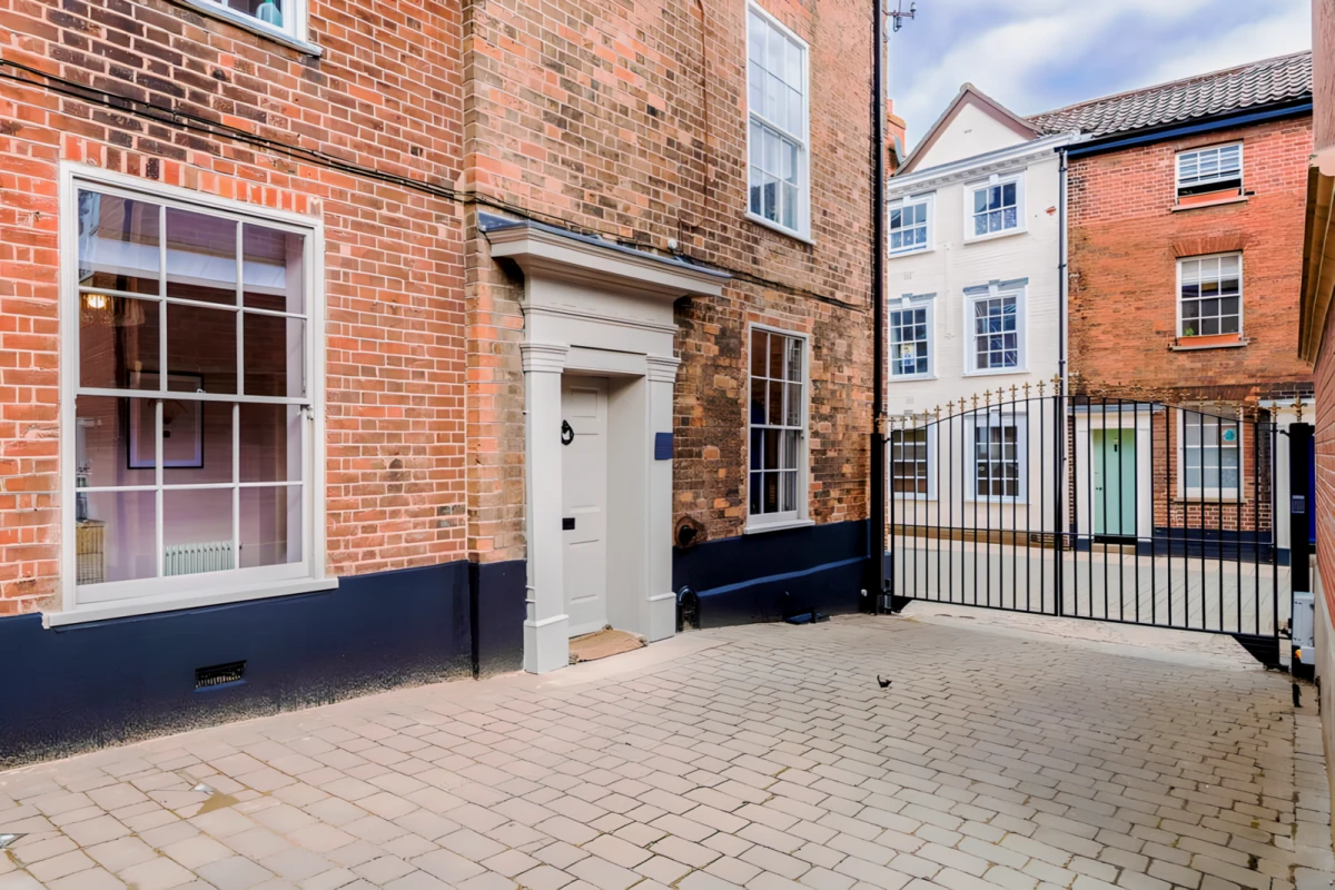 Contemporary 2 bed apartment 0