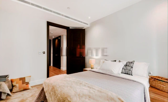 UM-Royal Warwick Square F 3