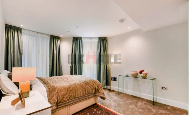 UM-Royal Warwick Square F 4