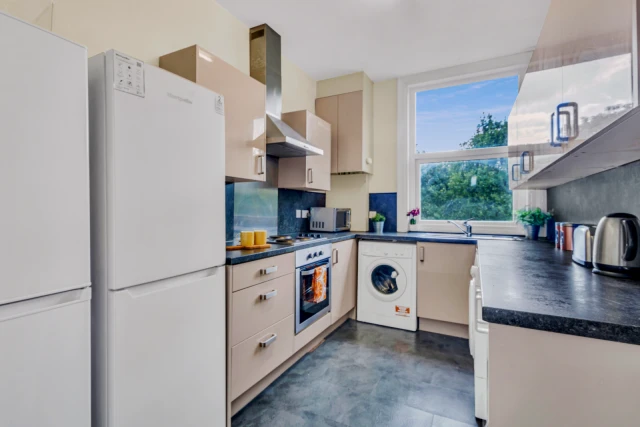 Flat 5, 257 HYDE PARK ROAD 1