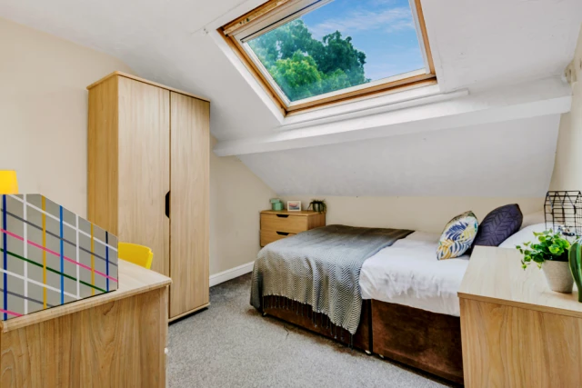 Flat 5, 257 HYDE PARK ROAD 2