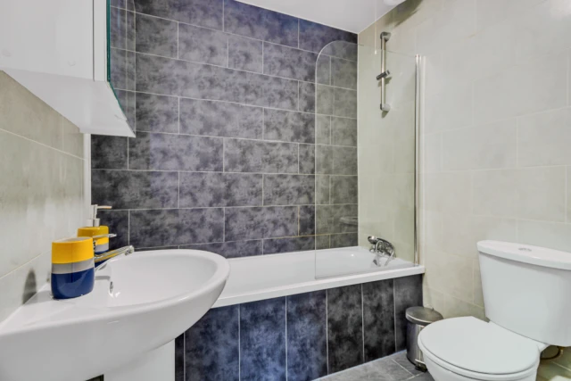 Flat 5, 257 HYDE PARK ROAD 3