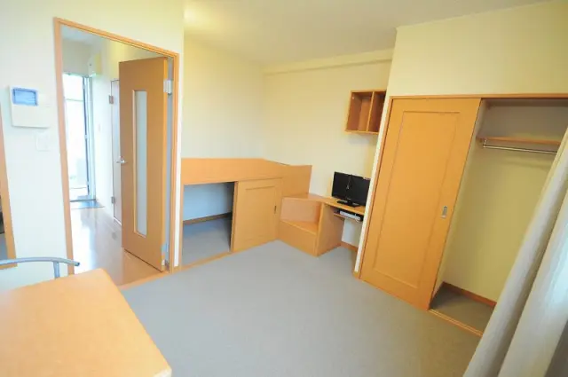 レオパレスフローラ 201号室 1