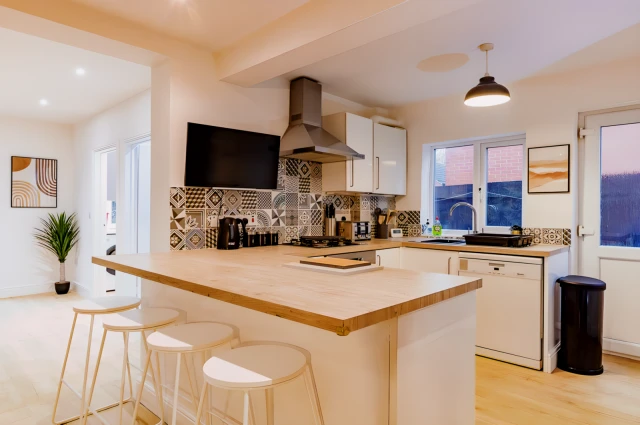 5 bed house (sleeps 9) with parking 4