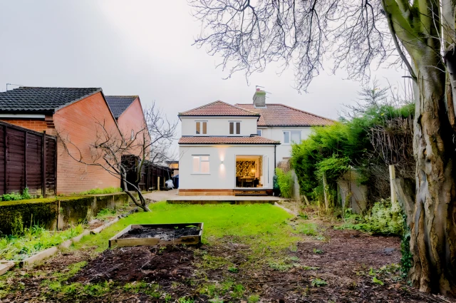 5 bed house (sleeps 9) with parking 1