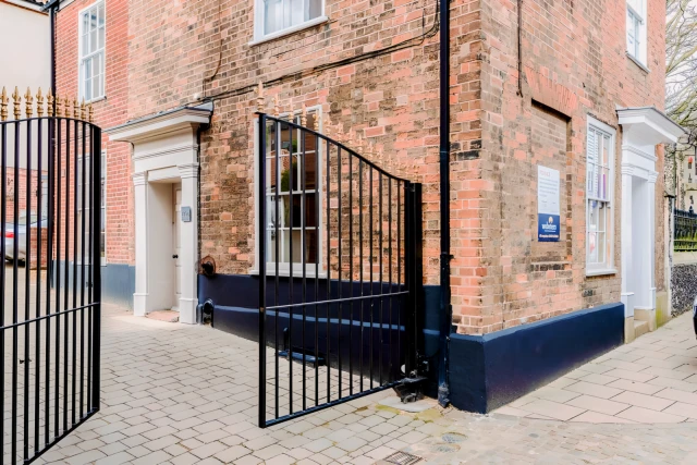 Contemporary 2 bed apartment 2